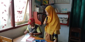 satu narasumber Dr. Abna Hidayati, M.Pd. memberikan pengarahan kepada peserta