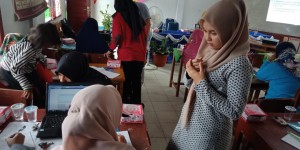 Salah satu mahasiswa yang membantu dalam kegiatan pengabdian Fitrah Trimulya