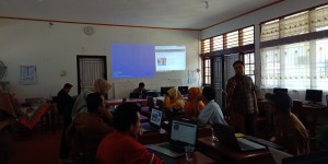 Pemateri Roni Putra memberikan arahan penggunaan e-learning dalam bentuk website