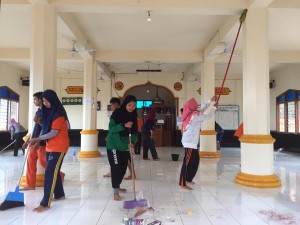 memersihkan masjid